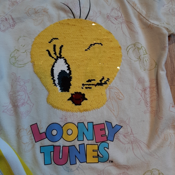 Looney Tunes 2 Piece Tweety Bird Flip Sequins T-Shirt and Shorts - Picture 7 of 8